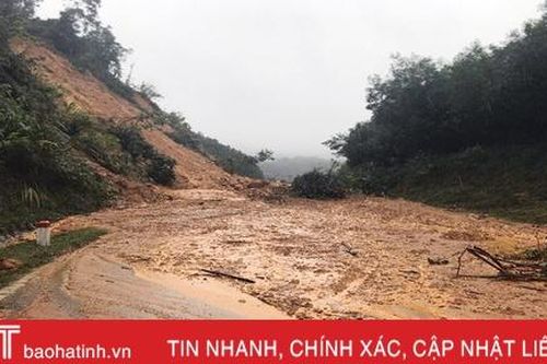 Cập nhật mưa lũ ở Hà Tĩnh: Quốc lộ 12C sạt lở, không thể lưu thông