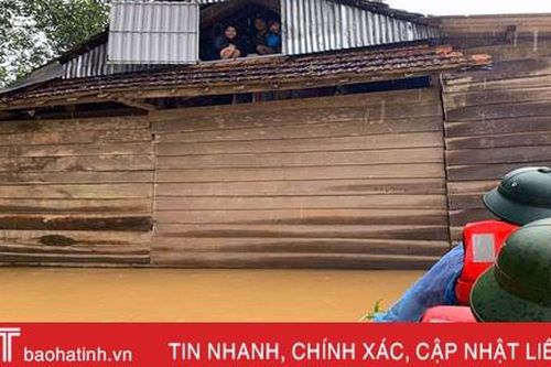 Nước sông lên cao, nhiều nhà dân ở Hương Khê ngập sâu trong lũ