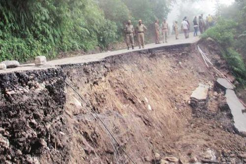 Lở đất ở Pakistan, xe khách chở 15 người bị chôn vùi dưới vực sâu