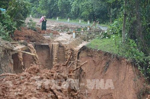 Sạt lở đất ở Quảng Trị: Lực lượng cứu hộ băng qua khu vực sạt lở để tiếp cận hiện trường