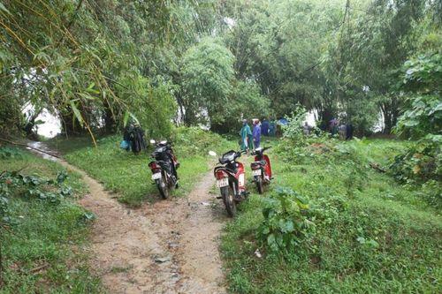 Lật thuyền chở 3 người trên sông, 1 người mất tích
