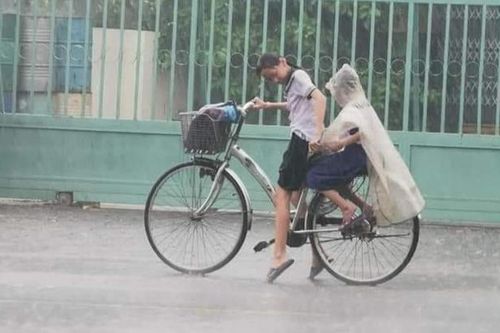Cô chị tâm lý nhất mùa mưa lũ năm nay: Nhường hết áo mưa cho em trai, còn làm hành động bất ngờ thu về 'bão like' từ cư dân mạng