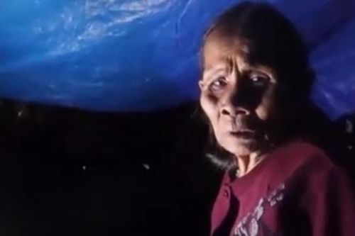 Xót xa cảnh mẹ già nằm trốn lũ cạnh mộ chồng suốt 5 ngày: 'Dưới hắn ngập hết không có chỗ ngồi'