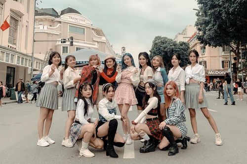 Liz Kim Cương 'bắt tay' 2 nhóm nhảy từng chiến thắng cuộc thi của YG, 'quẩy' Lovesick Girls (BlackPink) 'tưng bừng' đường phố