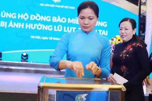 TƯ Hội LHPN Việt Nam huy động được gần 6 tỷ đồng bằng tiền và hàng hóa ủng hộ đồng bào miền Trung