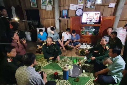Đặt trạm cảnh báo bằng kẻng cho lực lượng tìm kiếm để phòng lở đất