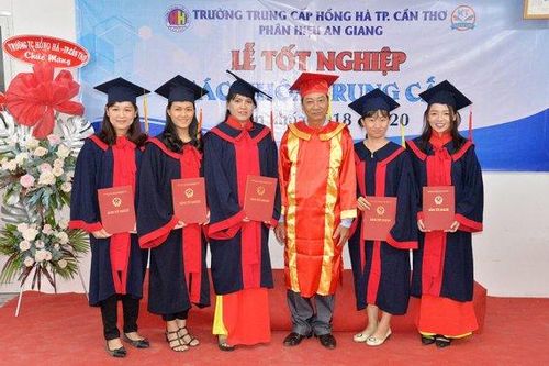 Trao bằng tốt nghiệp trung cấp chuyên nghiệp cho 41 học viên ngành Sư phạm mầm non