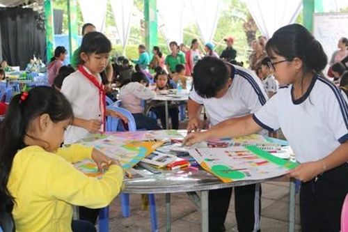 Sôi nổi hội thi thiếu nhi vẽ tranh theo sách