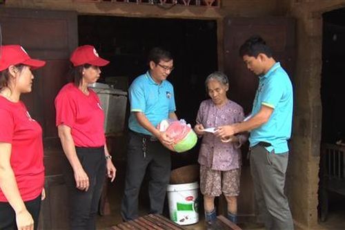 Cứu trợ cho người dân vùng lũ