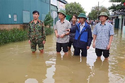 Phó Chủ tịch UBND tỉnh Hoàng Nam kiểm tra tình hình ứng phó và khắc phục thiệt hại do mưa lũ gây ra ở huyện Cam Lộ, Gio Linh