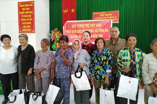 Quỹ Tương trợ Việt Nam hỗ trợ trường học, tặng học bổng