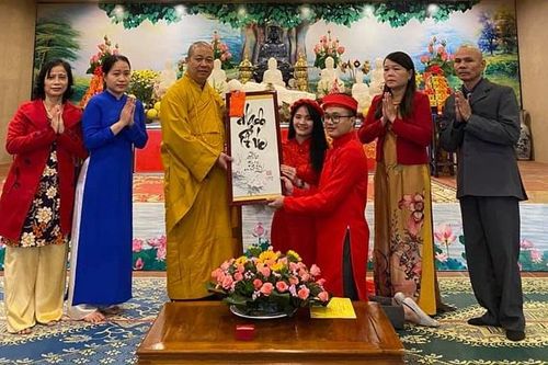 Hai Phật tử trẻ hằng thuận tại chùa Đại Tuệ