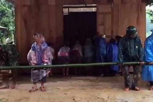 Quảng Nam di dời khẩn cấp 18 ngôi nhà bị sạt lở đe dọa
