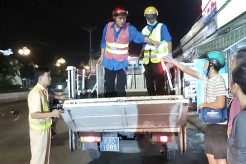 Bị thương nặng khi đâm phải... chó chạy qua đường