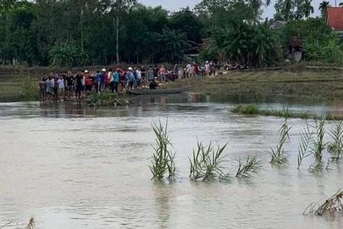 Hai em học sinh lớp 7 rớt xuống suối, một em chết đuối