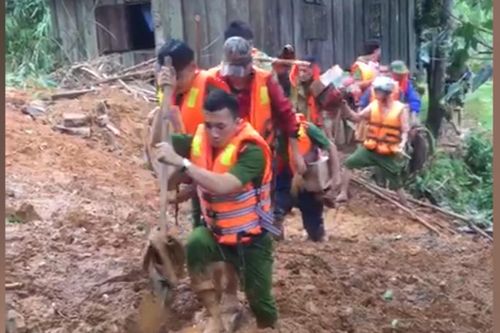 Công an Quảng Trị băng rừng, bới đất tìm 4 người trong 1 nhà bị đất vùi lấp