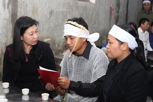 Ủy ban Mặt trận Tổ quốc Việt Nam thành phố Hà Nội thăm hỏi gia đình liệt sĩ Nguyễn Hữu Hùng