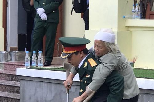 Nhìn những hình ảnh tại lễ viếng 13 cán bộ, chiến sĩ hy sinh khi đi cứu hộ ở Rào Trăng 3, lại thêm xót xa đau!