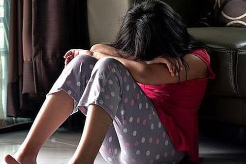 Thường ngủ cùng con trai nhỏ trong phòng riêng, người vợ không ngờ chồng mình âm thầm thực hiện hành vi bệnh hoạn sau lưng cô suốt hơn 20 năm