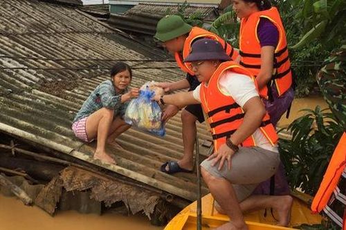 Những hình ảnh ấm áp tình người trong cơn lũ dữ