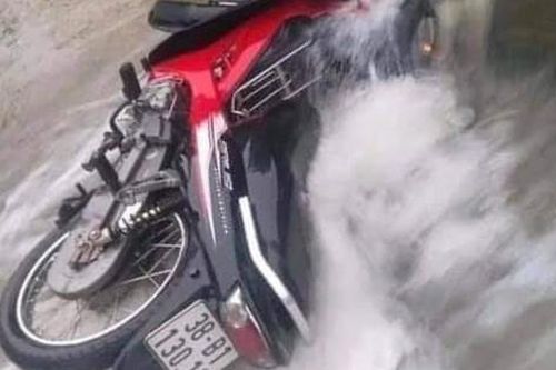 Hà Tĩnh: Người đàn ông bị lũ cuốn trôi khi cố đi xe máy qua đập tràn