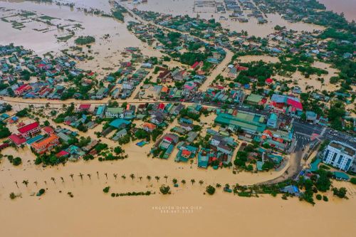 Chùm ảnh Quảng Trị ngập trong 'biển' lũ chụp từ flycam: Thương lắm, miền Trung ơi!