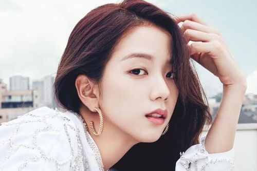 Cách Jisoo làm đẹp trước khi chụp hình nghe đơn giản nhưng lại là điều cấm kỵ với idol