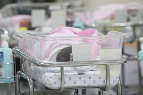 Sau khi trách người mẹ đăng bán con gái sơ sinh trên chợ đồ cũ, mọi người lại muốn giúp