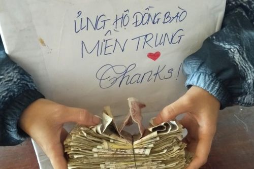 Lớp học góp tiền ăn sáng để ủng hộ miền Trung: Một miếng khi đói bằng một gói khi no
