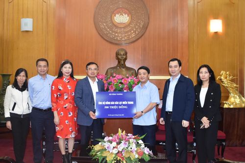 Nhiều cơ quan tổ chức ủng hộ đồng bào miền Trung khắc phục lũ lụt