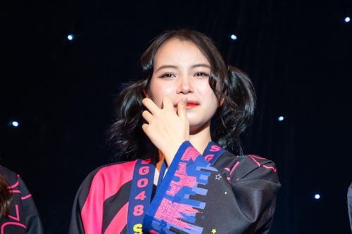 Thành viên nhóm nhạc SGO48 khóc ở show diễn