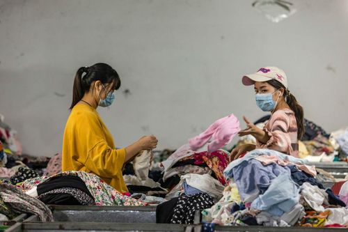 Trung Quốc vật vã xử lý 26 triệu tấn quần áo cũ