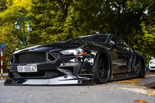 Ford Mustang GT hầm hố với gói độ thân rộng tại Hà Nội