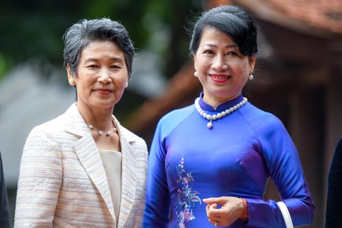 Phu nhân thủ tướng Nhật Bản thăm Văn Miếu - Quốc Tử Giám