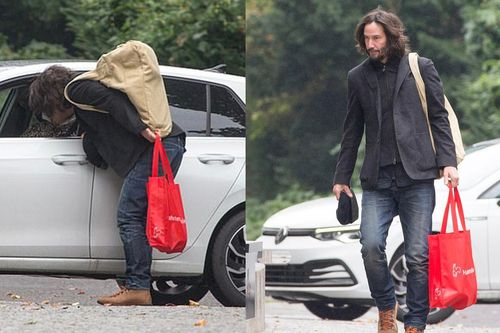 Keanu Reeves hôn bạn gái ở phim trường 'Ma trận 4'