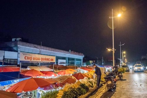 Chợ hoa lớn nhất Hà Nội nhộn nhịp dịp 20/10