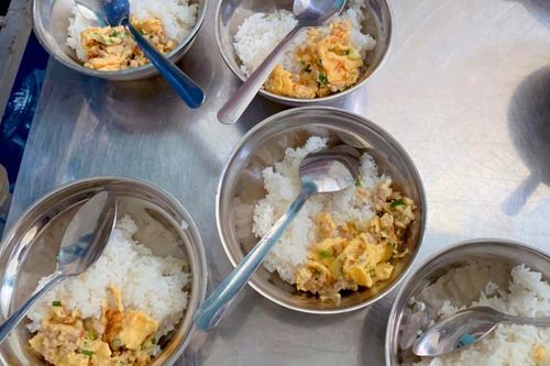 Thanh tra trường tiểu học bị tố bớt khẩu phần ăn học sinh