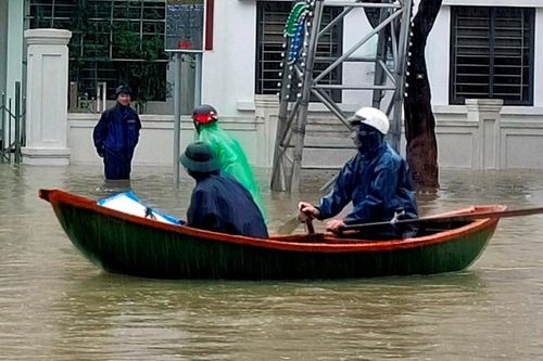 Bộ đội Nghệ An chi viện Hà Tĩnh chống lũ