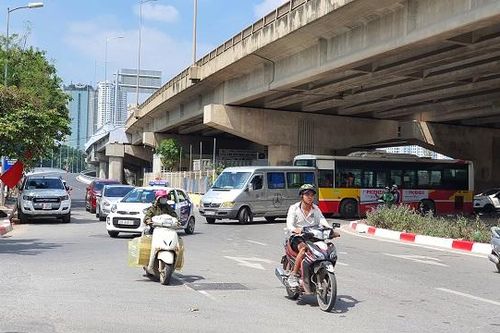 Cần xem xét lại điểm mở sát cầu Linh Đàm