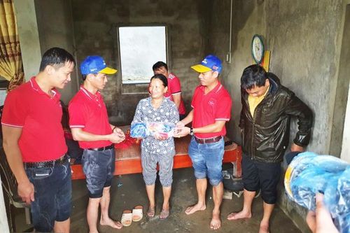 Một doanh nghiệp ủng hộ 4 tấn xúc xích cho đồng bào vùng lũ miền Trung
