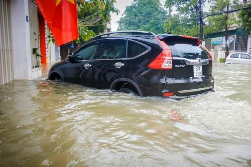 TP Hà Tĩnh: Nhiều tuyến đường ngập sâu, 'xế hộp' ngâm mình trong biển nước