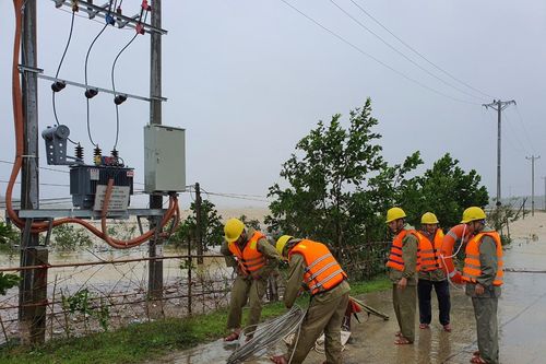 Hà Tĩnh: Xuyên đêm khắc phục sự cố lưới điện cho người dân vùng lũ