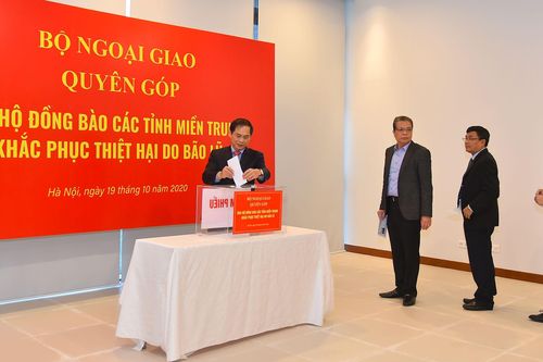 Bộ Ngoại giao quyên góp ủng hộ đồng bào các tỉnh miền Trung khắc phục hậu quả mưa lũ
