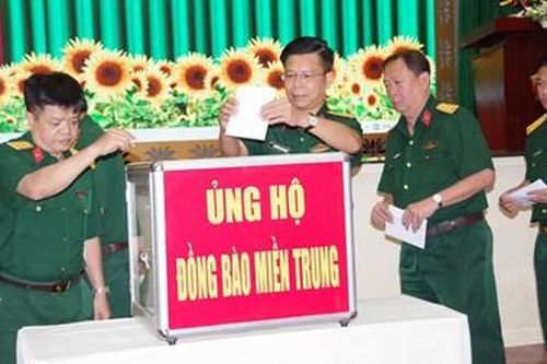 Lực lượng vũ trang TP Hồ Chí Minh quyên góp, hỗ trợ đồng bào miền Trung khắc phục thiên tai