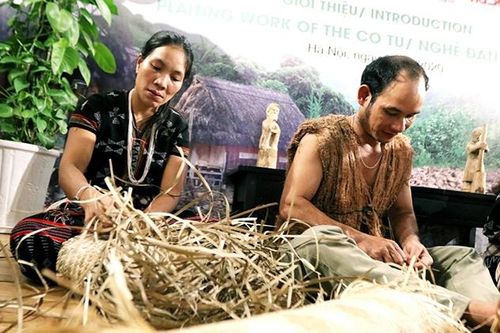 Giới thiệu nghề đan lát Cơ Tu tại Hà Nội