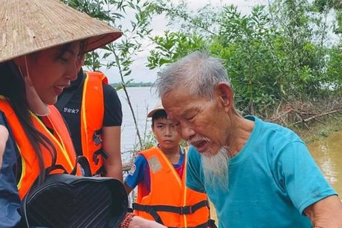 Thủy Tiên 'xử đẹp' một người phụ nữ ăn chặn tiền từ thiện của dân vùng lũ