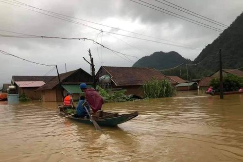 Những hình ảnh nhói lòng trong đợt mưa lũ miền Trung