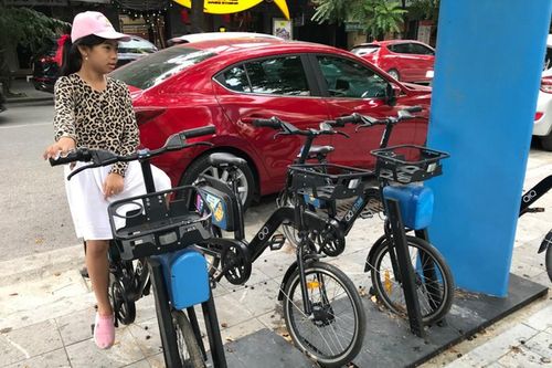 Hà Nội: Xót xa nhìn xe đạp thông minh chỉ để... phơi mưa nắng