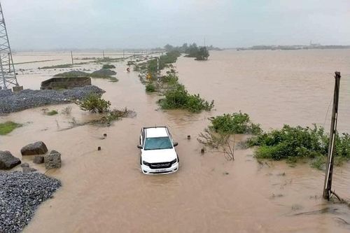 Lũ lớn, 53.000 hộ dân miền Trung ngập chìm trong nước