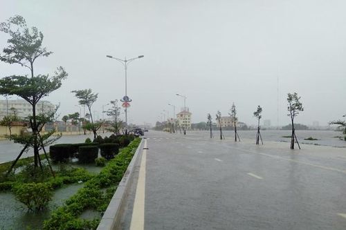 Quảng Bình: Người dân leo nóc nhà tránh lũ, 71 nghìn ngôi nhà ngập chìm
